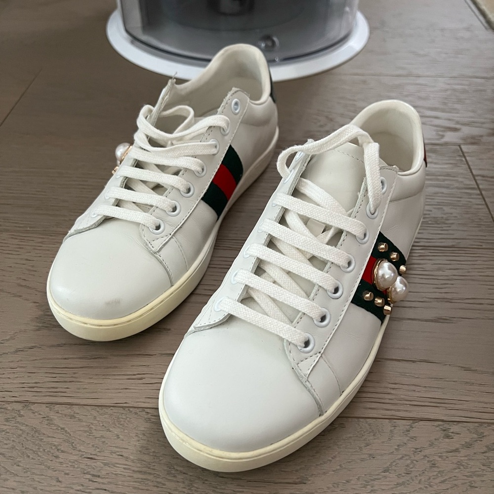 Gucci White Leather Sneakers – Red & Green Web Stripes
Size 35